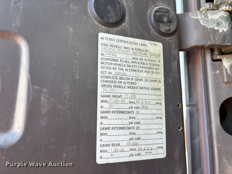 image for item YA3071 1995 International 4800 digger derrick truck