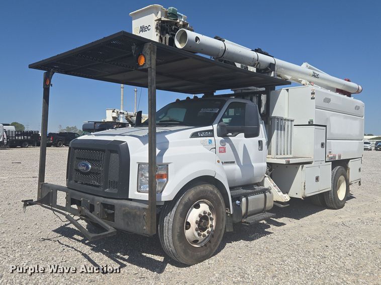 image for item YA3192 2017 Ford F750 Super Duty forestry bucket truck