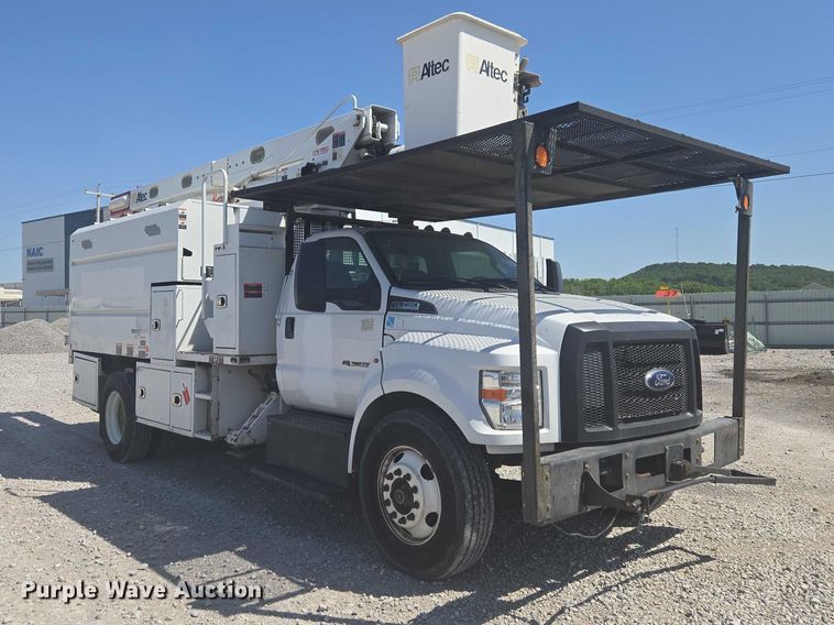 image for item YA3192 2017 Ford F750 Super Duty forestry bucket truck