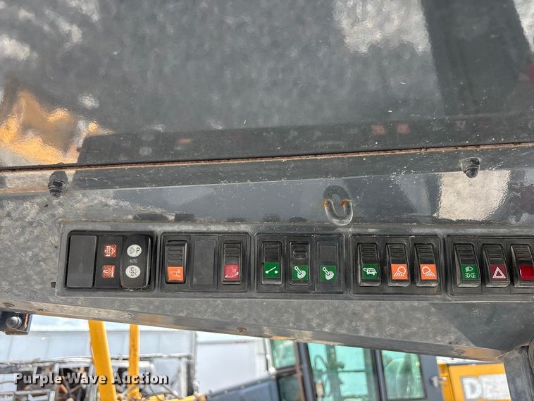 image for item YA3622 2021 John Deere 204L compact wheel loader