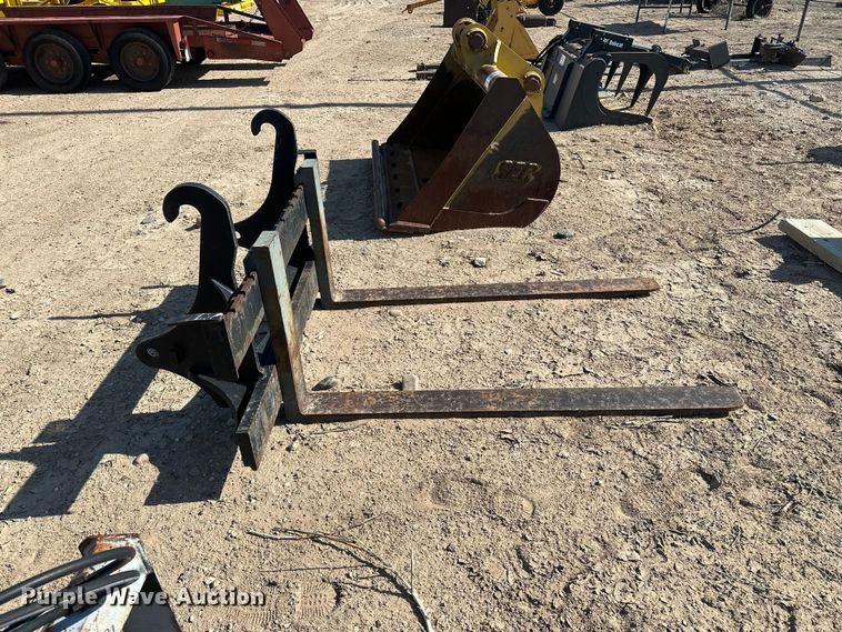image for item EA4896 John Deere Worksite Pro backhoe forks