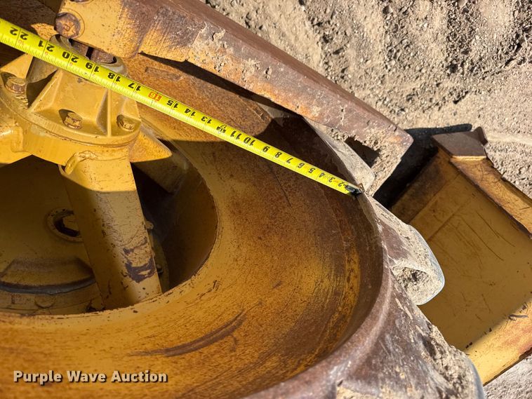 image for item EW4607 1979 Caterpillar 815 soil compactor