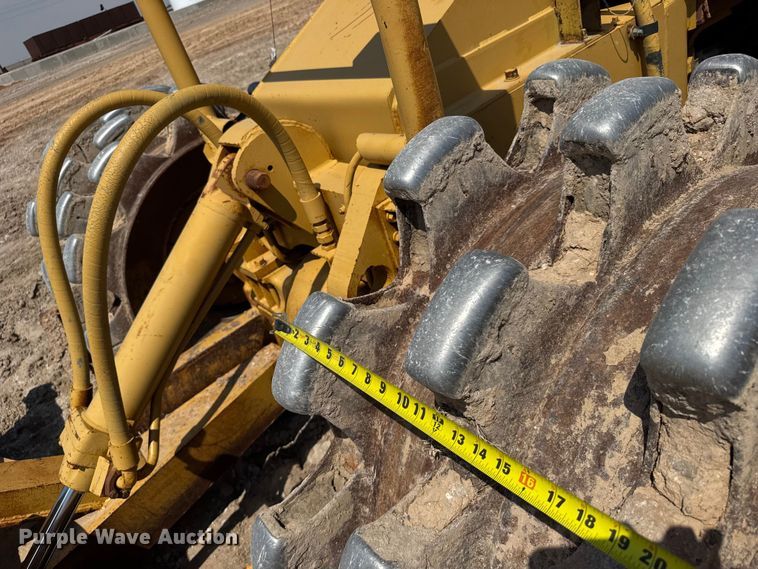 image for item EW4607 1979 Caterpillar 815 soil compactor