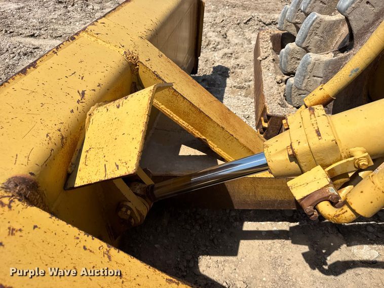 image for item EW4607 1979 Caterpillar 815 soil compactor
