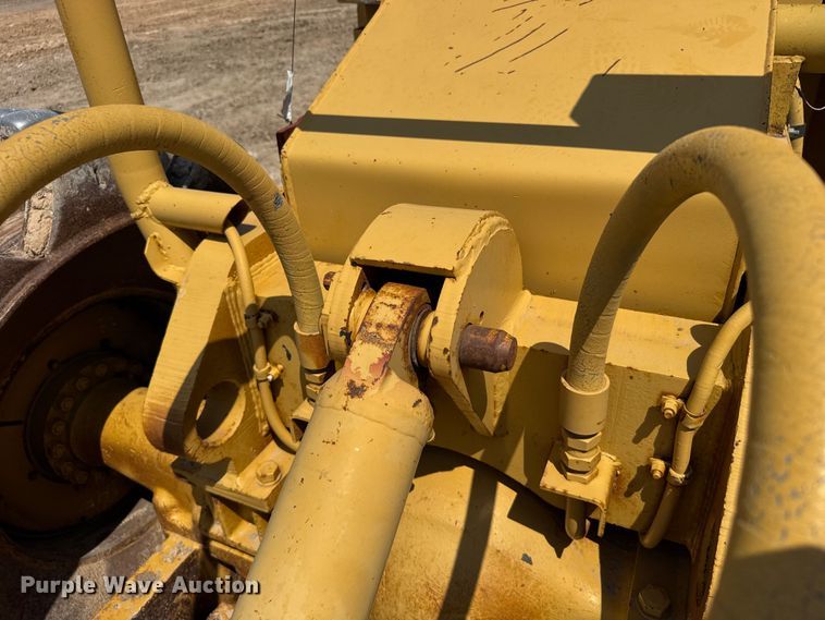 image for item EW4607 1979 Caterpillar 815 soil compactor
