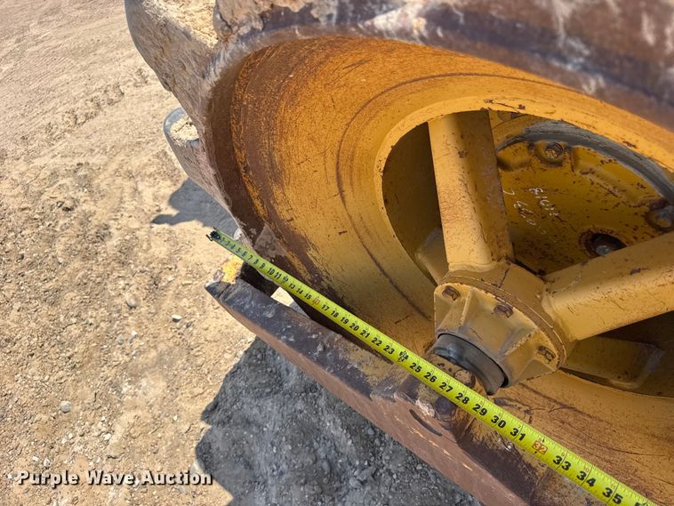 image for item EW4607 1979 Caterpillar 815 soil compactor
