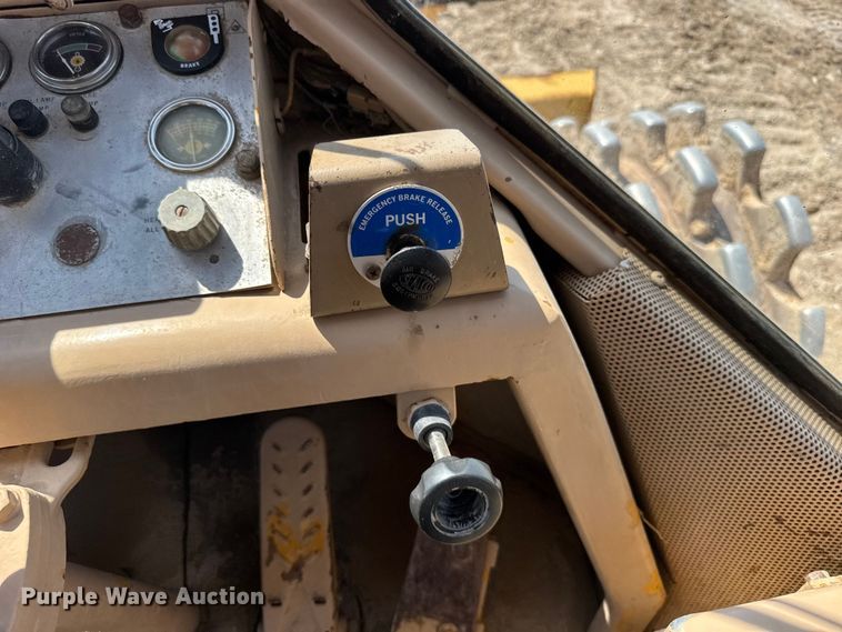 image for item EW4607 1979 Caterpillar 815 soil compactor