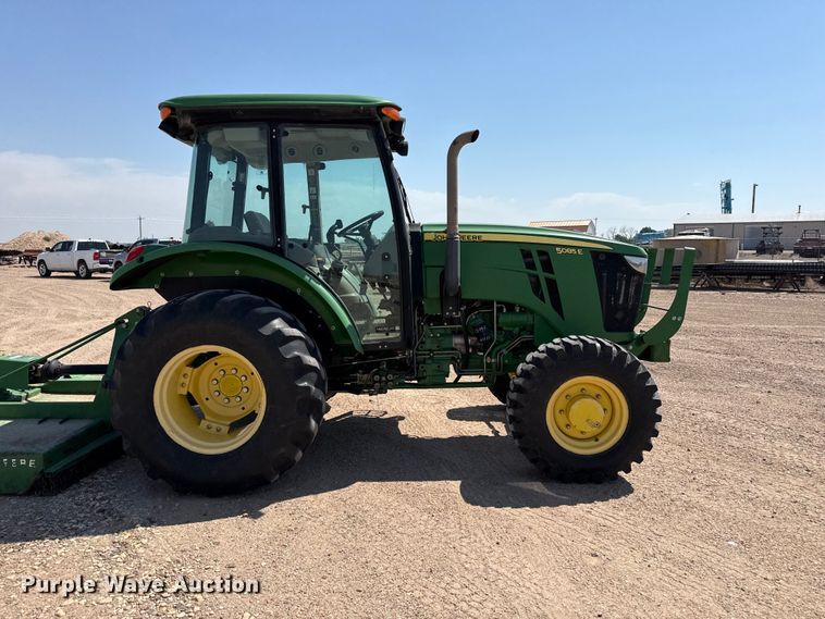 image for item EW4622 2014 John Deere 5085E MFWD tractor