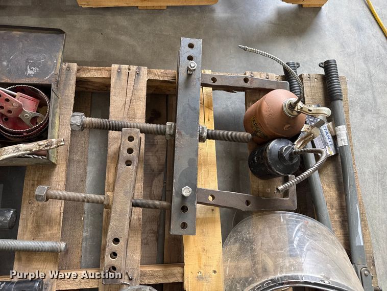 image for item EW4635 Assorted tools