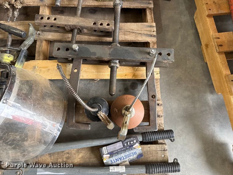 image for item EW4635 Assorted tools