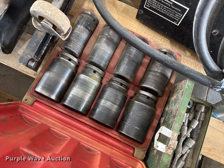 image for item EW4636 Assorted tools