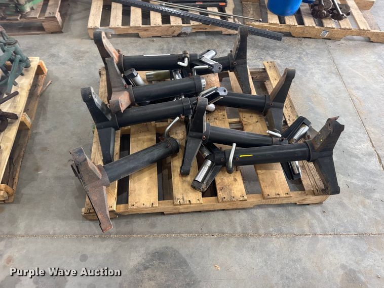 image for item EW4647 (8) pipe roller jack stands