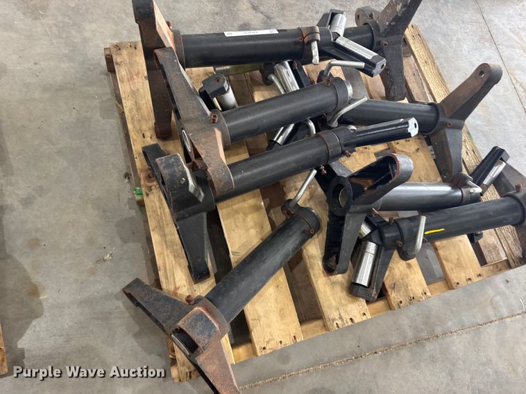 image for item EW4647 (8) pipe roller jack stands