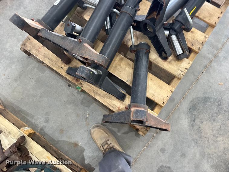 image for item EW4647 (8) pipe roller jack stands
