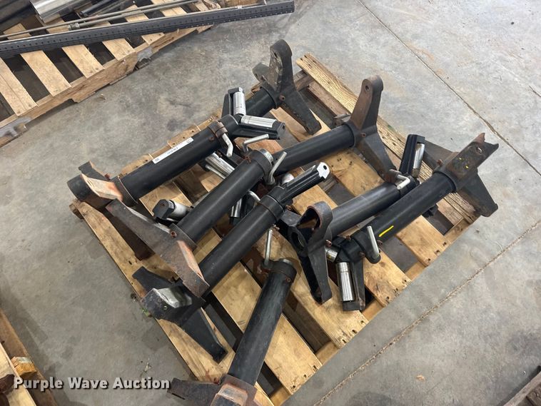 image for item EW4647 (8) pipe roller jack stands