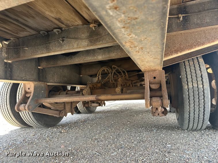 image for item GP9667 2009 Eager Beaver 20XPT equipment trailer