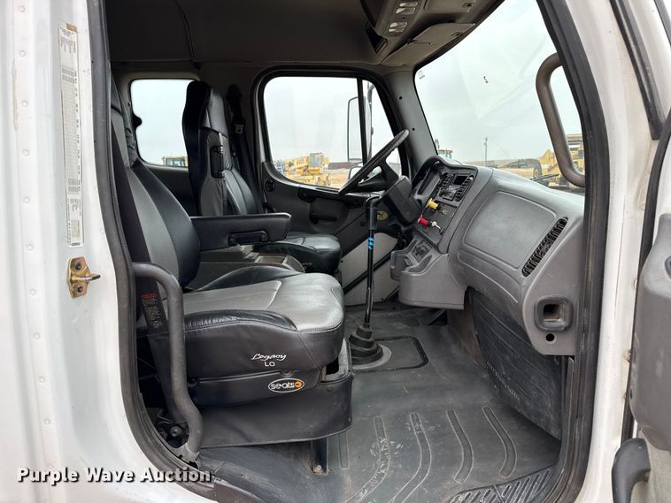 image for item GP9692 2005 Freightliner Business Class M2 utility / service truck