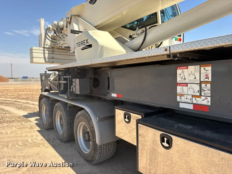 image for item GP9694 2016 Kenworth T800 crane truck