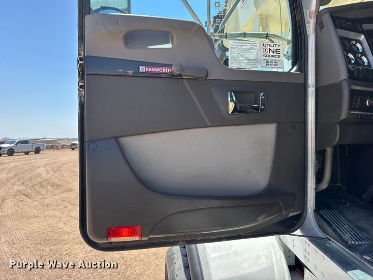 image for item GP9694 2016 Kenworth T800 crane truck