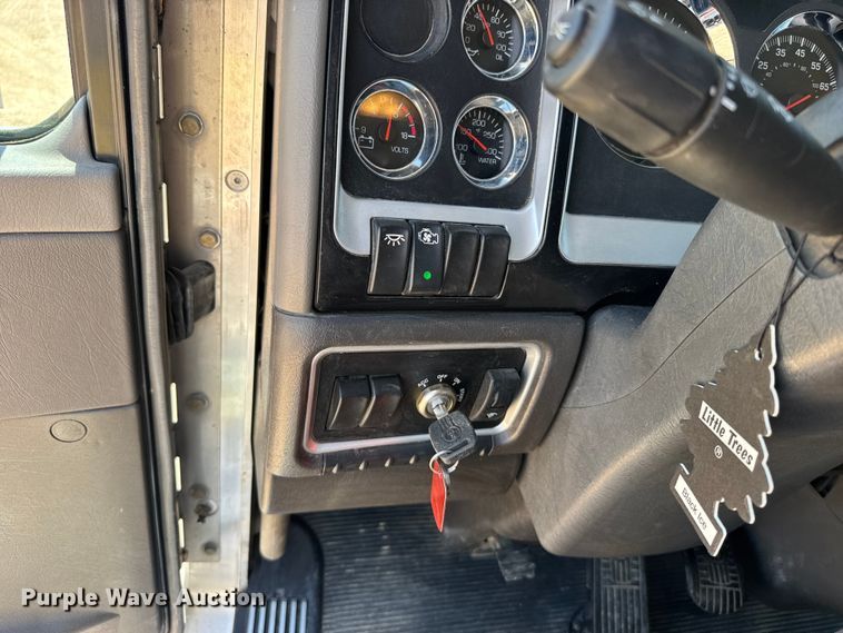 image for item GP9694 2016 Kenworth T800 crane truck