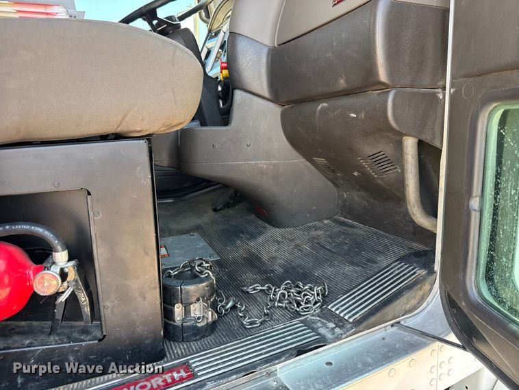image for item GP9694 2016 Kenworth T800 crane truck