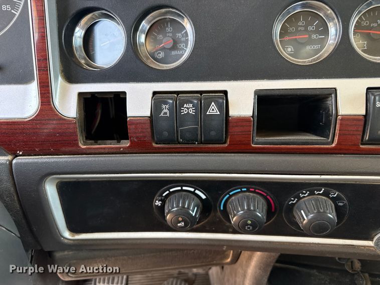 image for item GP9698 2006 Kenworth W900 semi truck