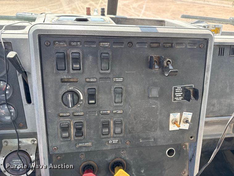 image for item GP9699 1998 Mack CH613 semi truck