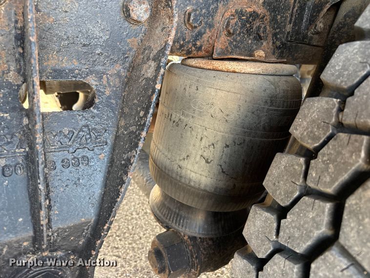 image for item GP9700 1996 Kenworth T800 winch truck