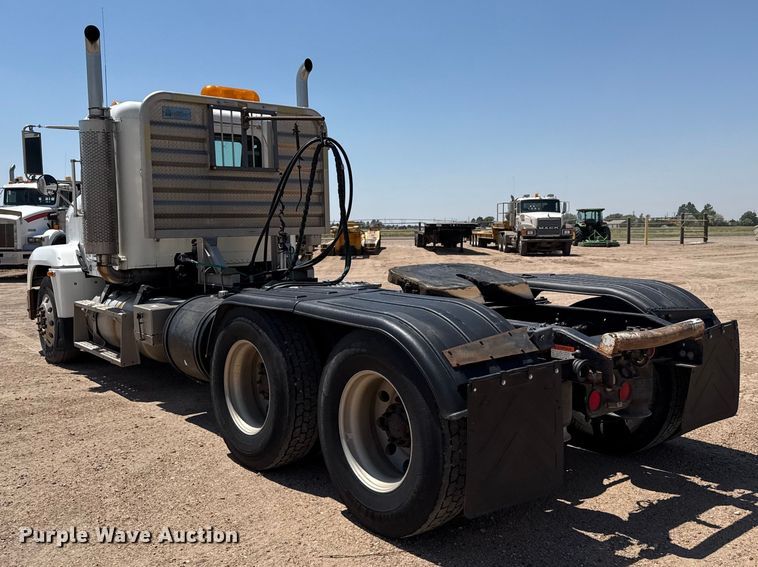 image for item GP9701 2001 Freightliner FLD semi truck