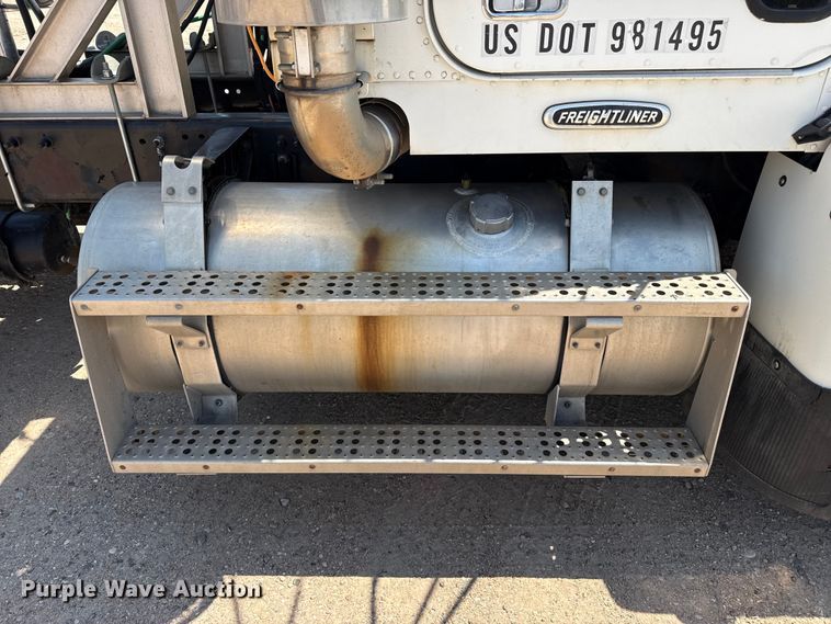 image for item GP9701 2001 Freightliner FLD semi truck