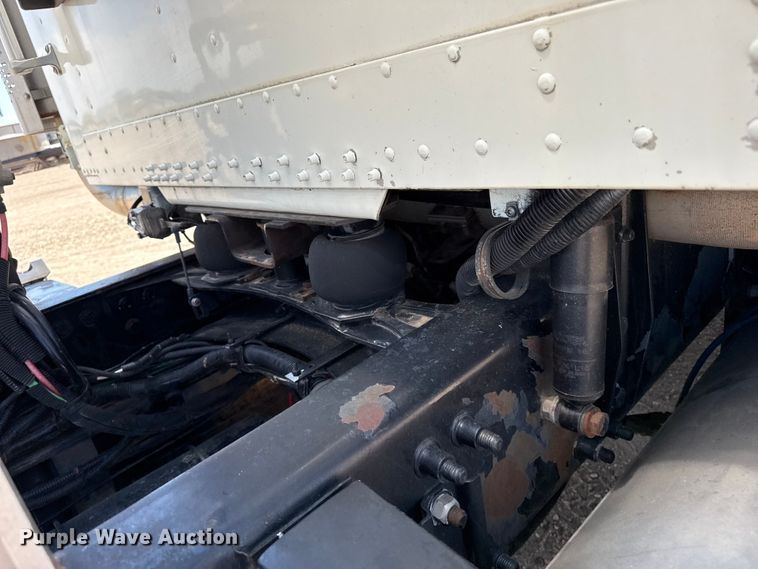 image for item GP9701 2001 Freightliner FLD semi truck