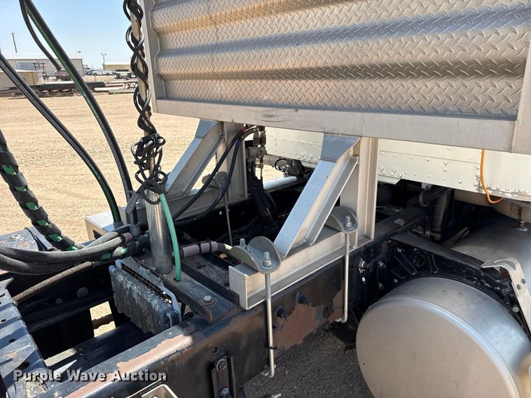 image for item GP9701 2001 Freightliner FLD semi truck