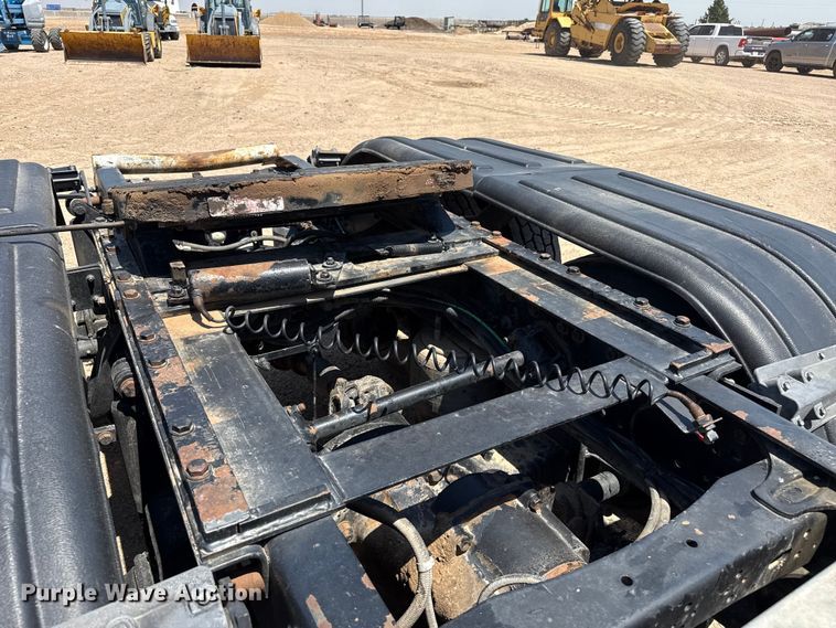 image for item GP9701 2001 Freightliner FLD semi truck