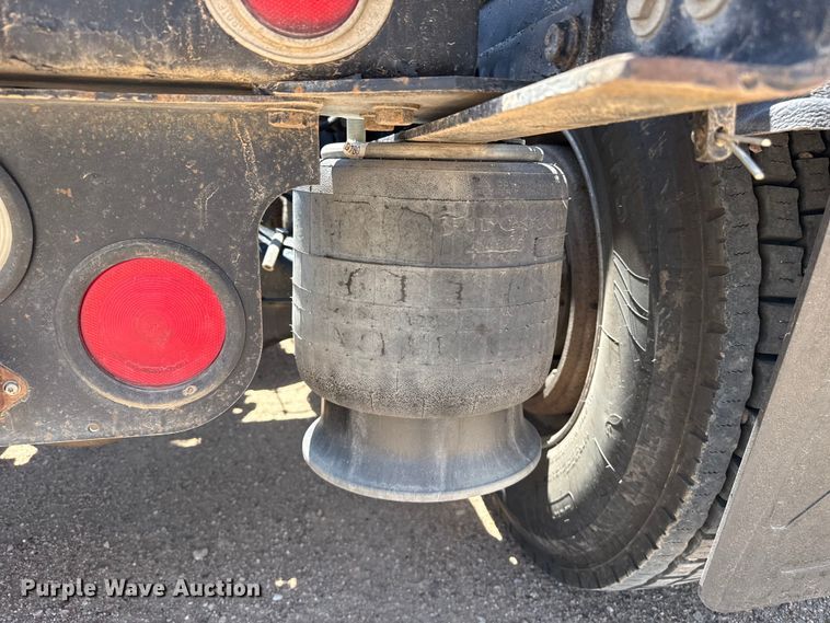 image for item GP9701 2001 Freightliner FLD semi truck