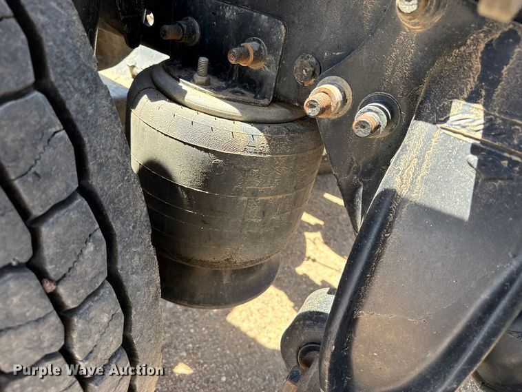 image for item GP9701 2001 Freightliner FLD semi truck