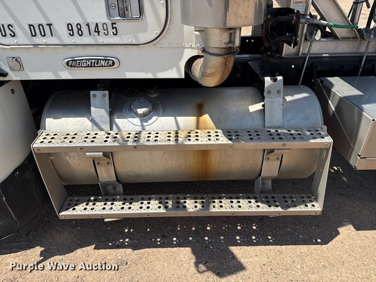 image for item GP9701 2001 Freightliner FLD semi truck
