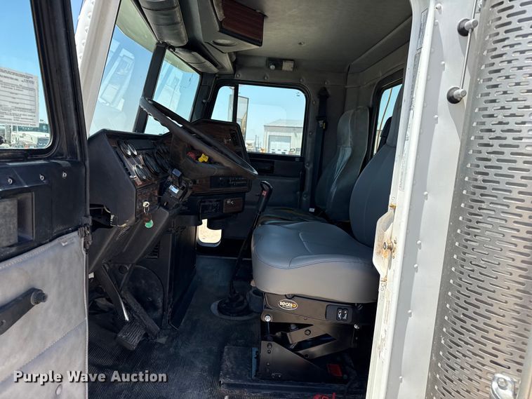 image for item GP9701 2001 Freightliner FLD semi truck