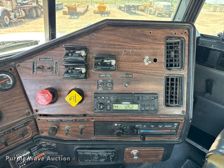 image for item GP9701 2001 Freightliner FLD semi truck