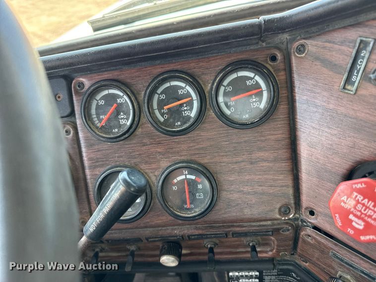 image for item GP9701 2001 Freightliner FLD semi truck