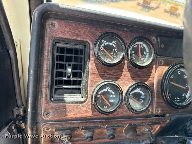 image for item GP9701 2001 Freightliner FLD semi truck