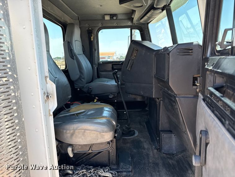 image for item GP9701 2001 Freightliner FLD semi truck