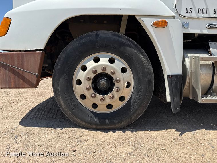image for item GP9701 2001 Freightliner FLD semi truck