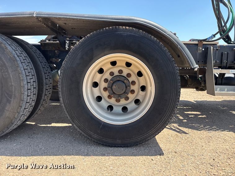 image for item GP9701 2001 Freightliner FLD semi truck