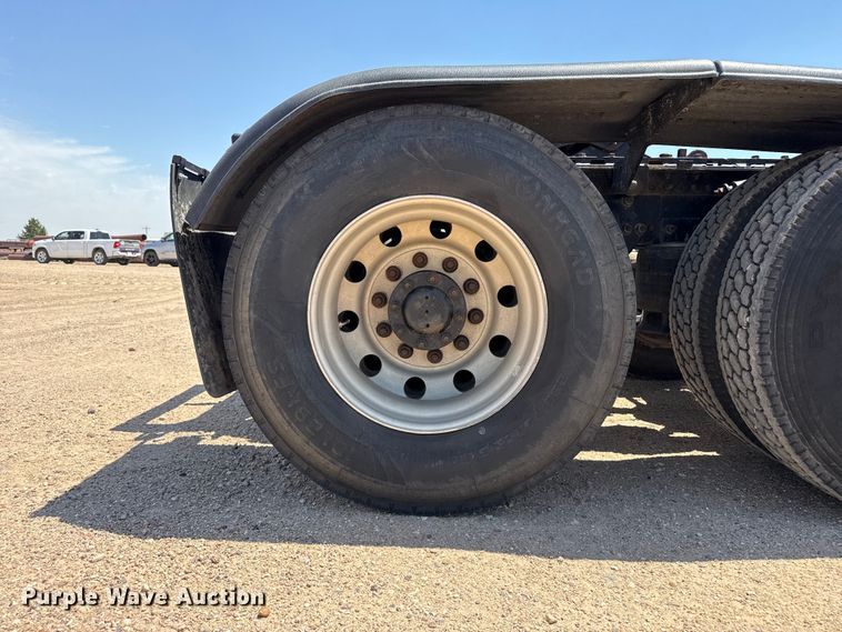 image for item GP9701 2001 Freightliner FLD semi truck
