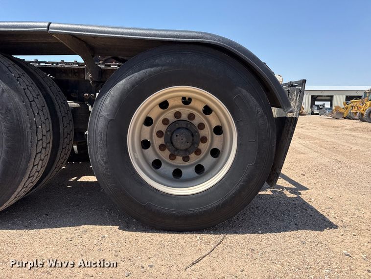 image for item GP9701 2001 Freightliner FLD semi truck