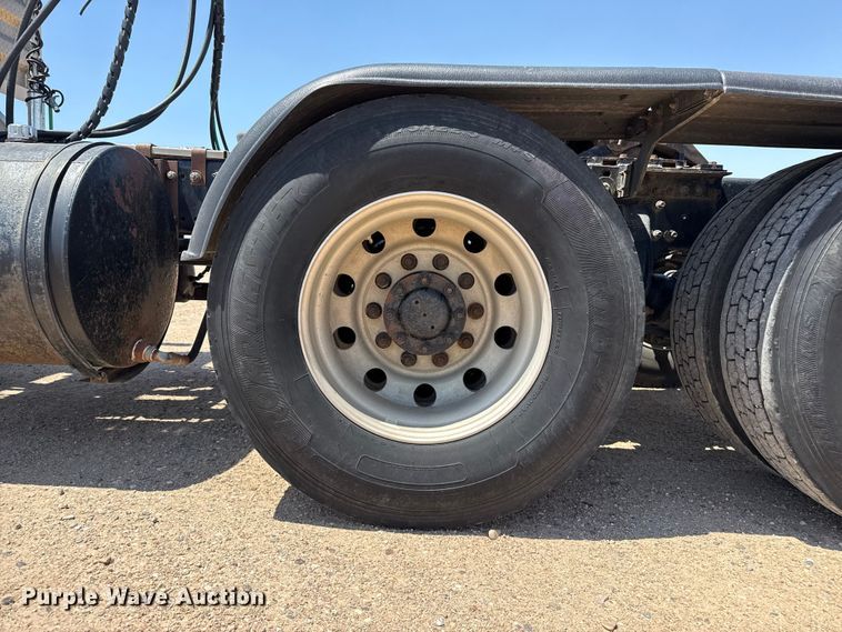 image for item GP9701 2001 Freightliner FLD semi truck