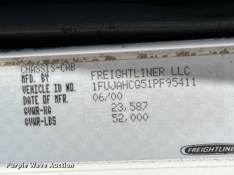 image for item GP9701 2001 Freightliner FLD semi truck