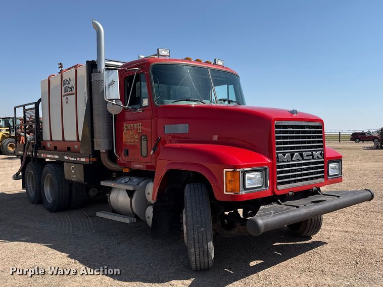 image for item GP9703 1997 Mack CH613 flatbed truck with mud mixing system