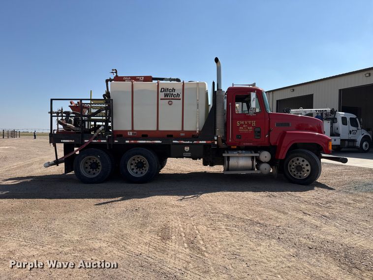 image for item GP9703 1997 Mack CH613 flatbed truck with mud mixing system