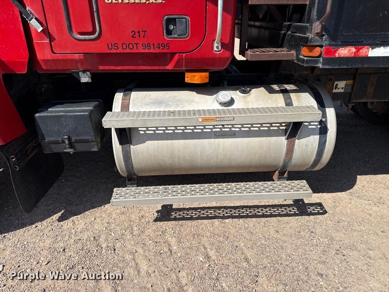 image for item GP9703 1997 Mack CH613 flatbed truck with mud mixing system